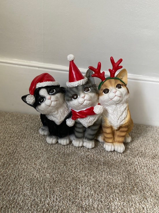 Humane Society Other - NWOT Christmas Holiday Cat Trio Resin Statue Decor TJ Maxx